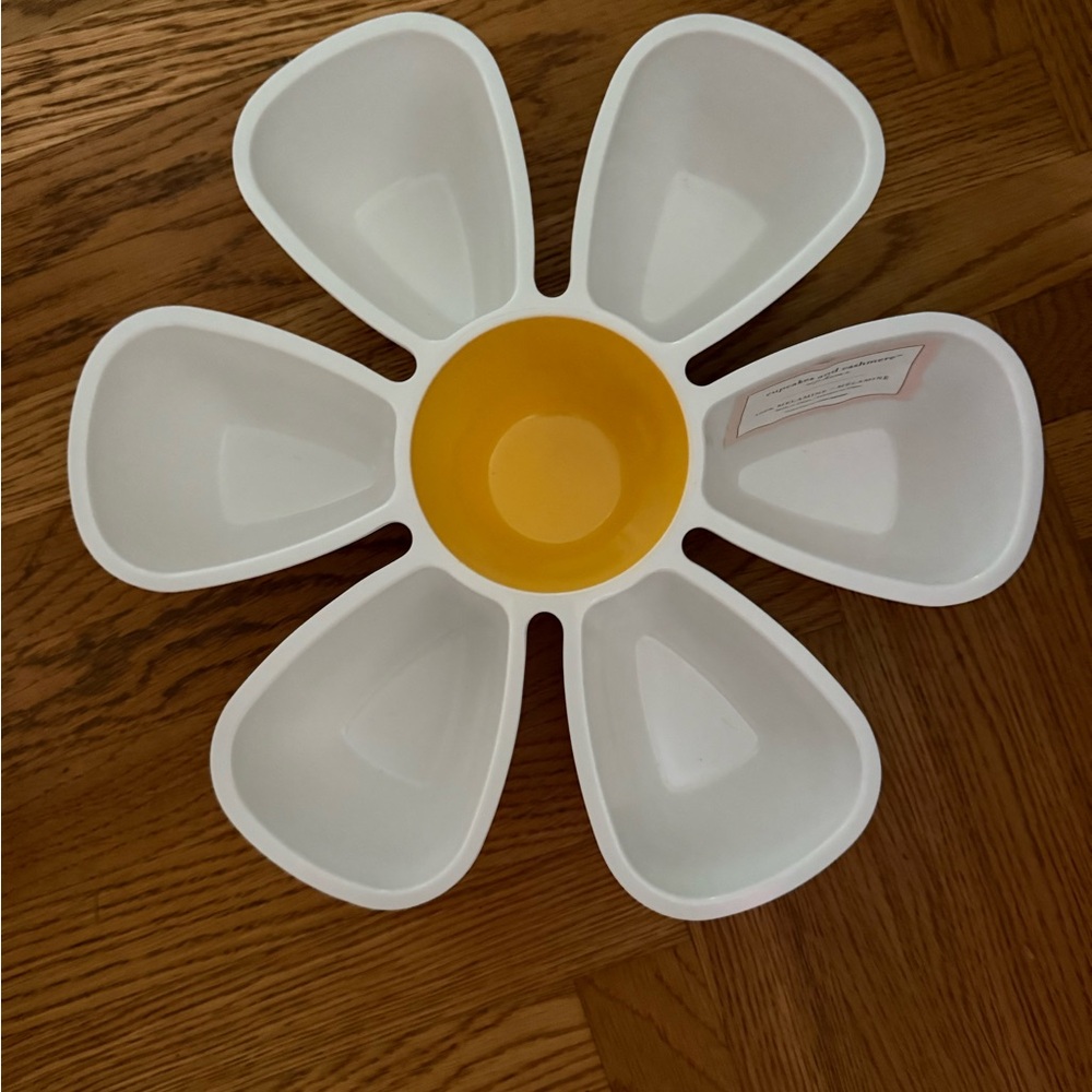 Cupcakes and Cashmere White and Yellow daisy Melamine Dish NWT